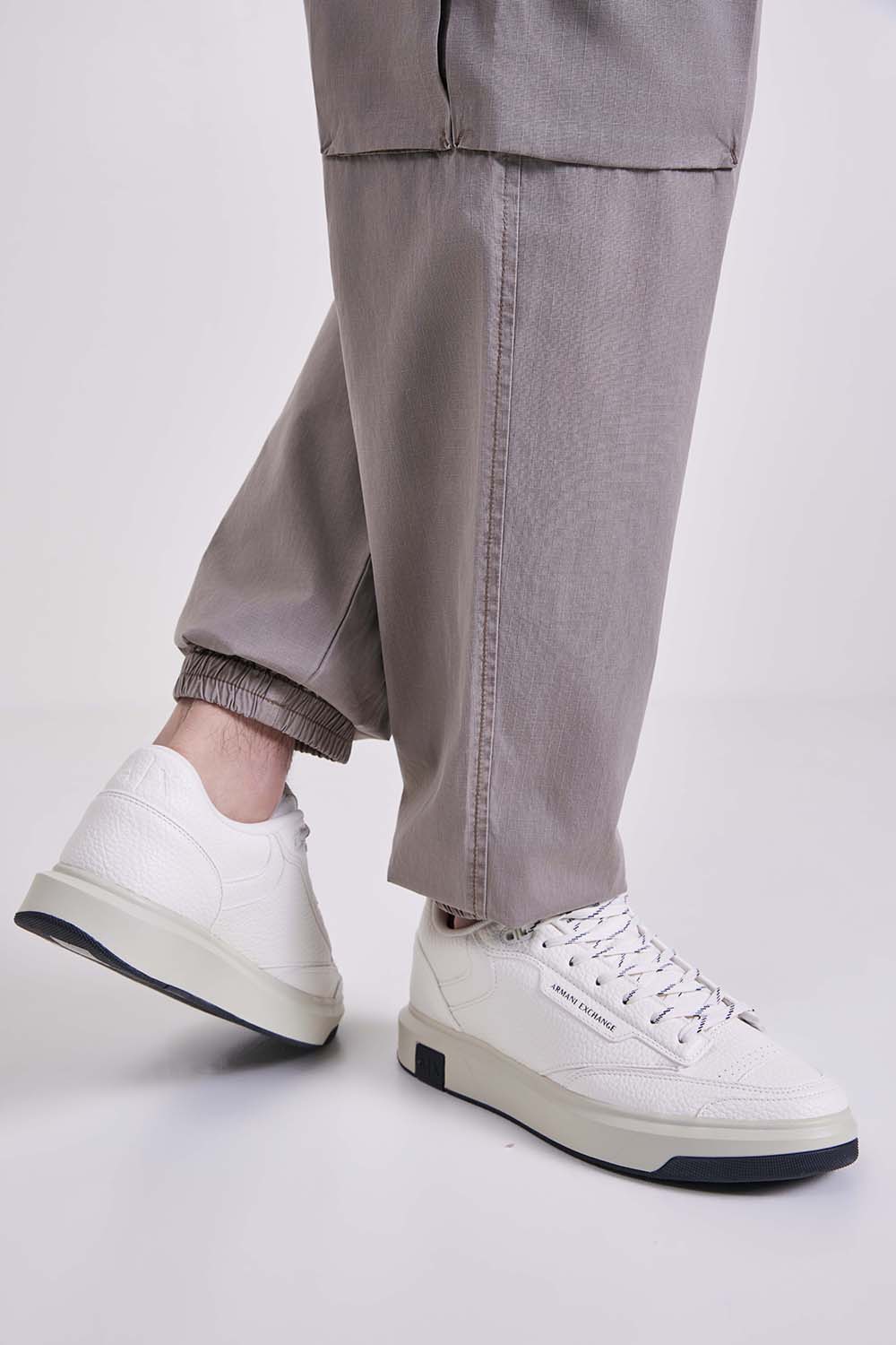 תמונת כל הלוק של נעלי סניקרס